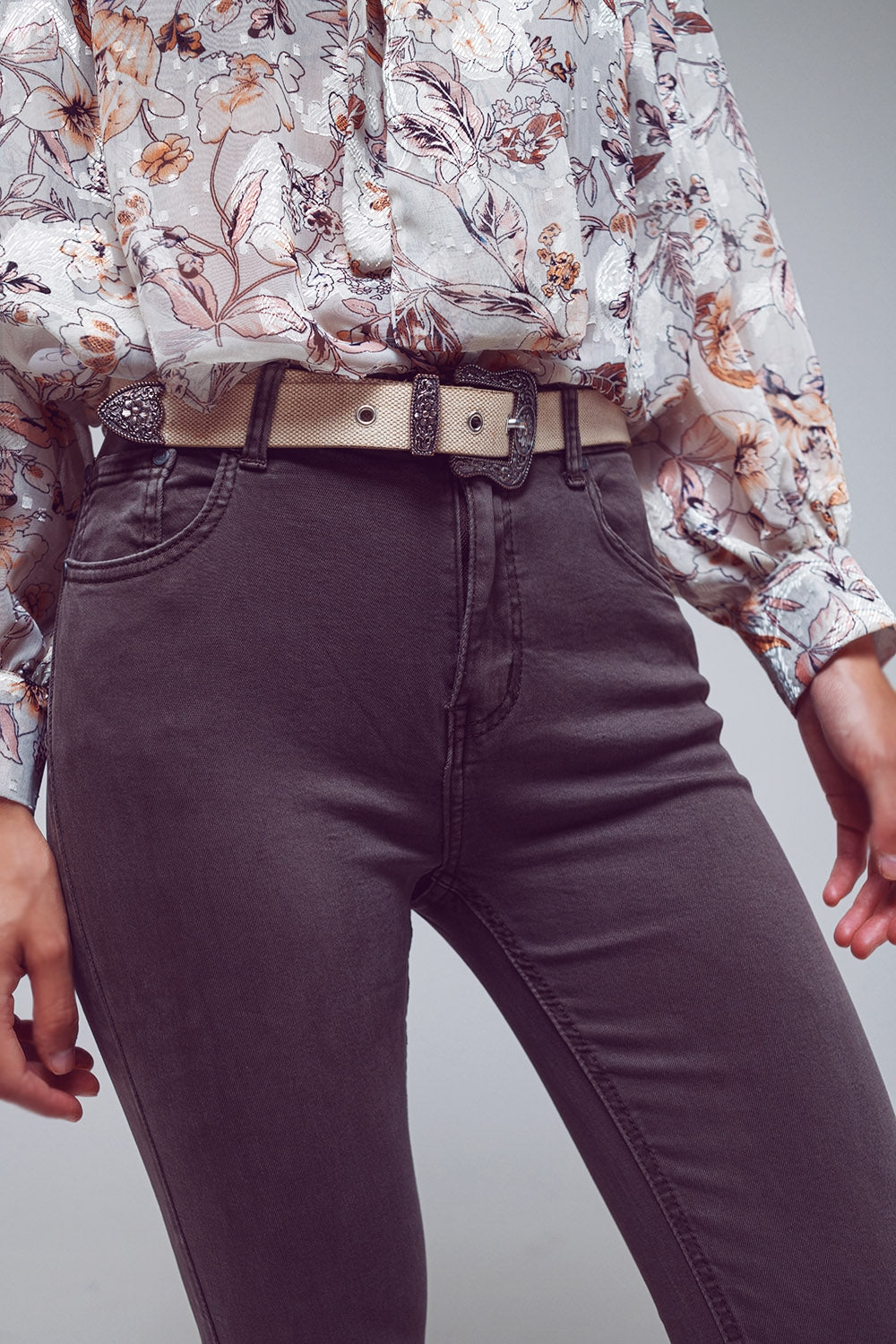 Pantalones acampanados con borde de dobladillo sin rematar en gris oscuro