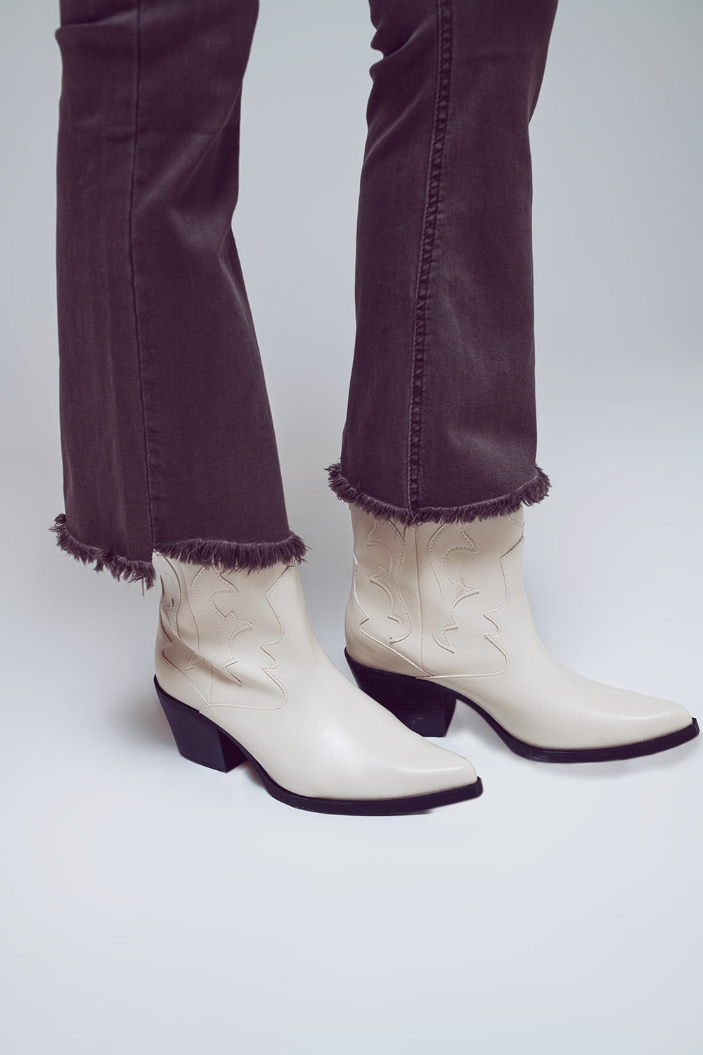Pantalones acampanados con borde de dobladillo sin rematar en gris oscuro