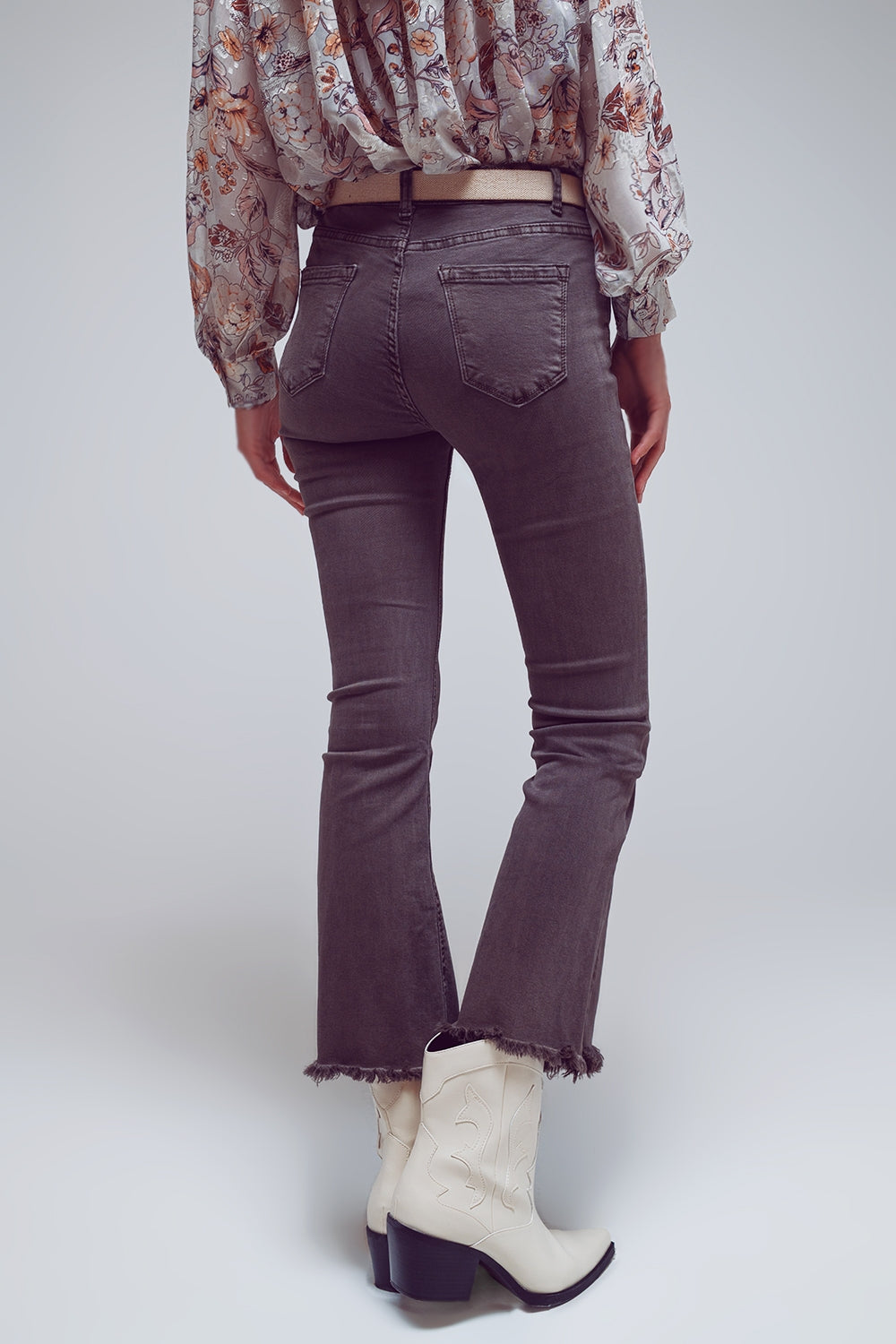 Pantalones acampanados con borde de dobladillo sin rematar en gris oscuro