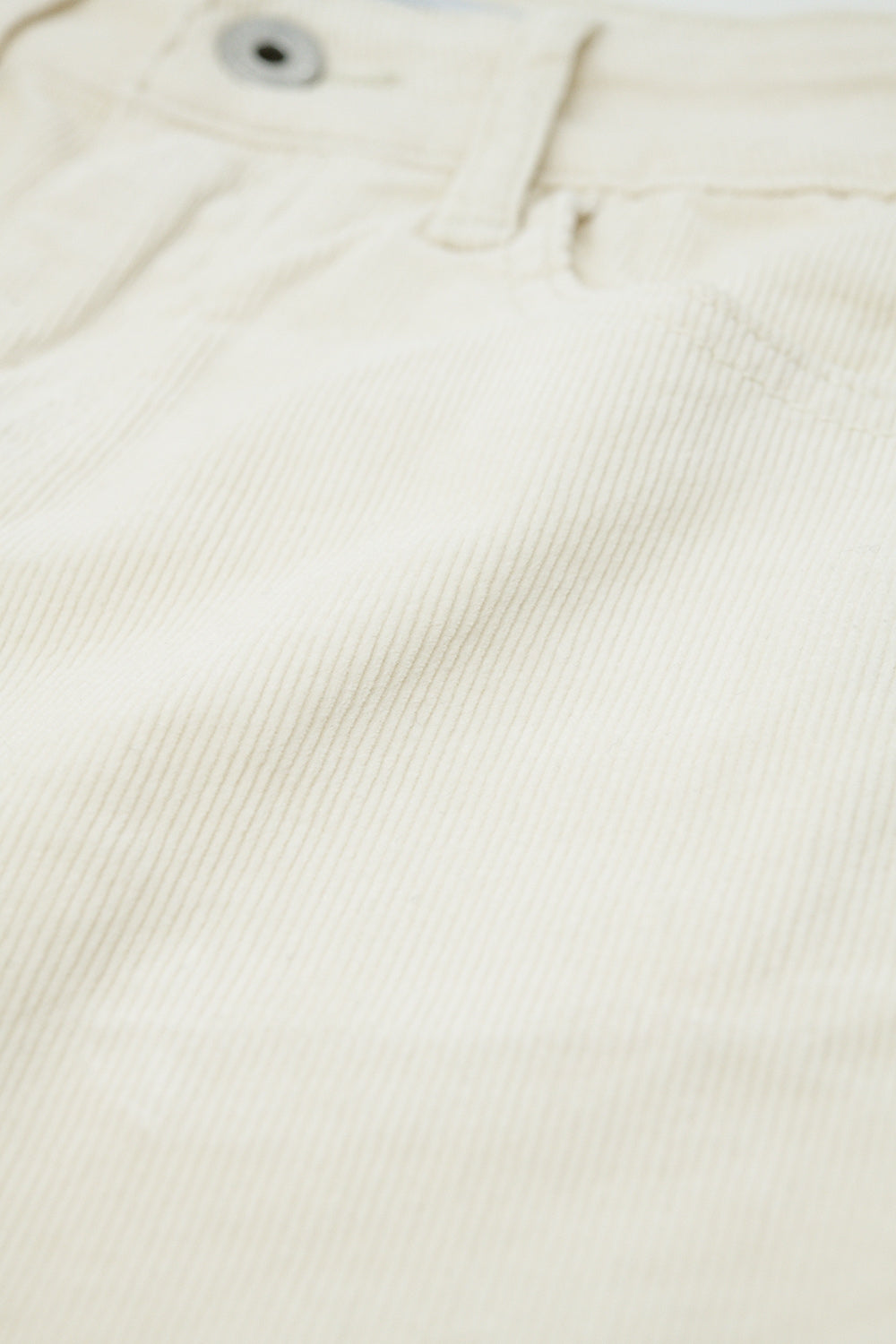 Pantalones acampanados de pana beige claro con estampado de leopardo en el bajo