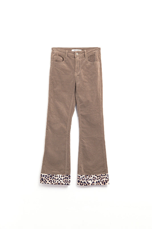 Q2 Pantalones acampanados de pana beige oscuro con estampado de leopardo en el bajo