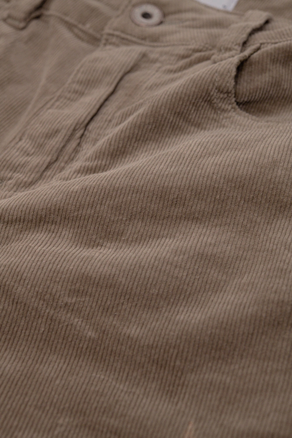 Pantalones acampanados de pana beige oscuro con estampado de leopardo en el bajo