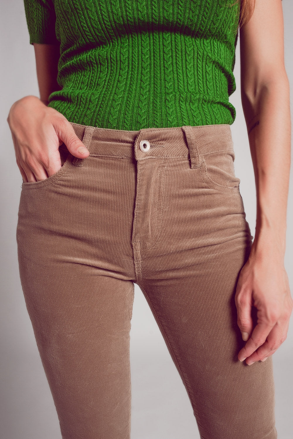 Pantalones acampanados de pana en color beige