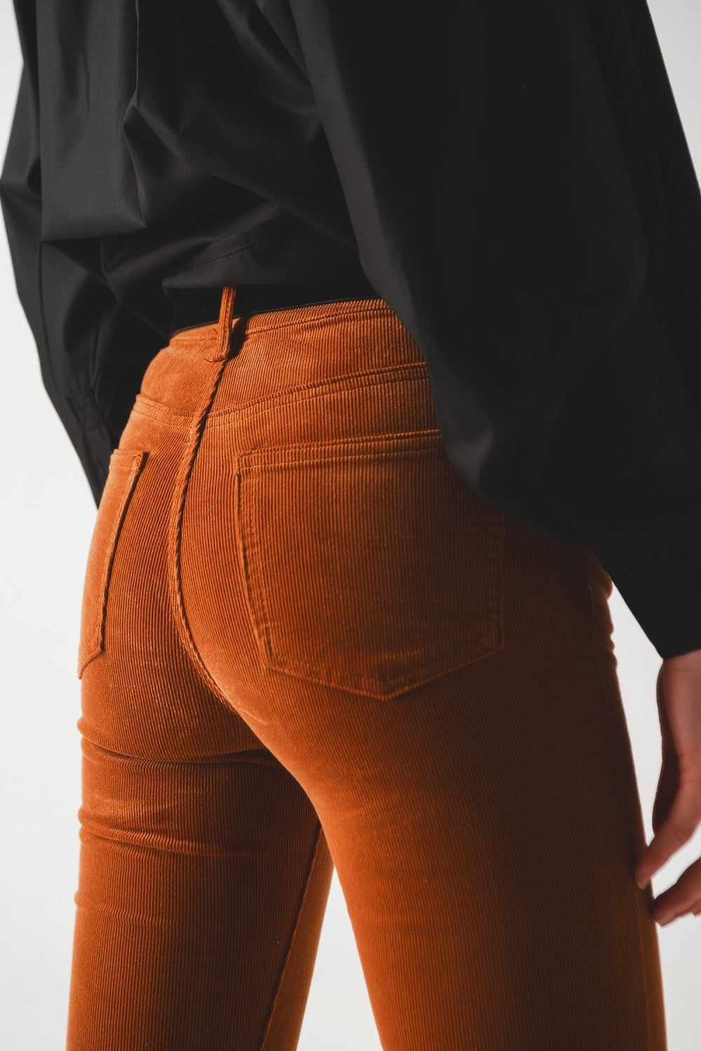 Pantalones acampanados de pana en color camel