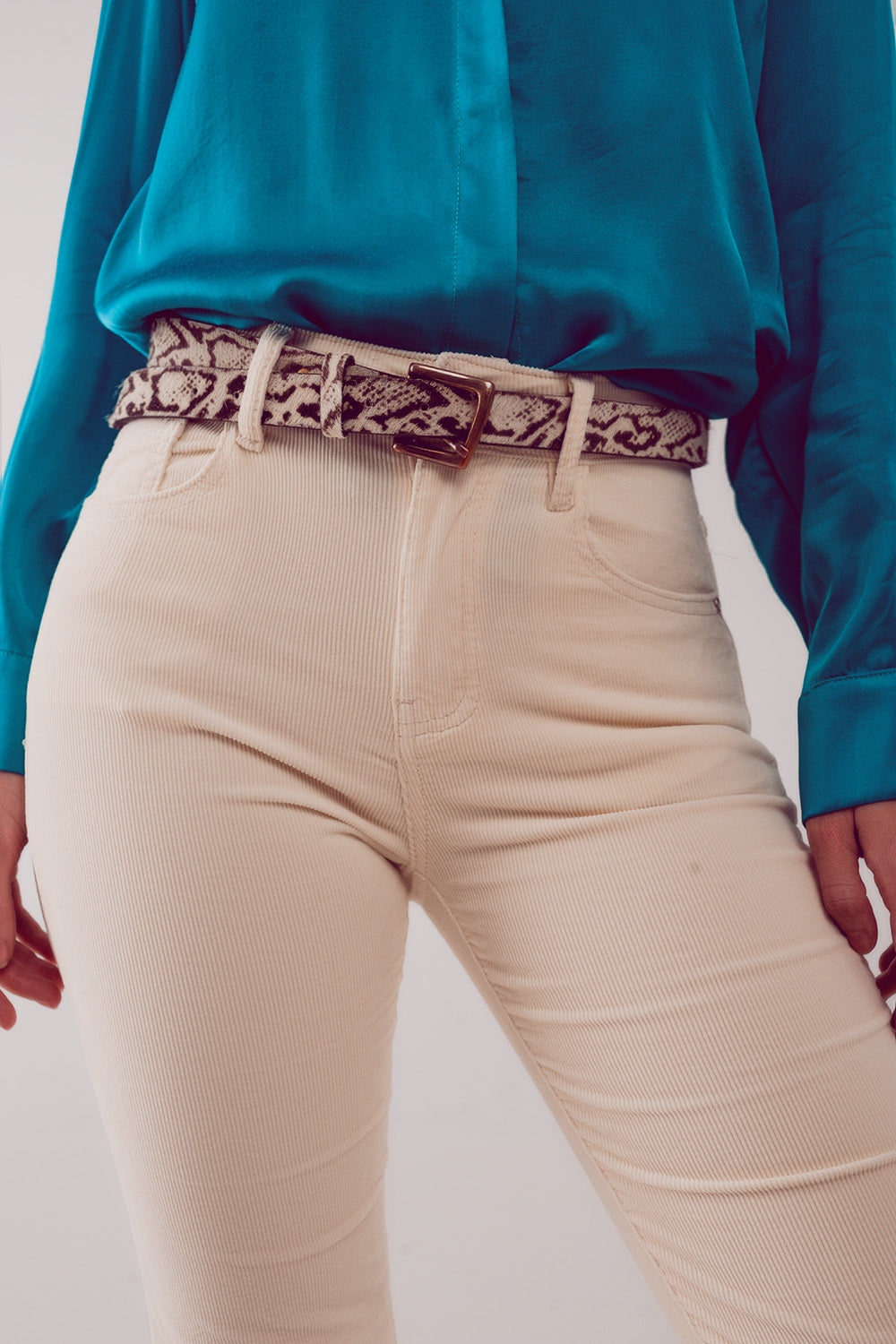 Pantalones acampanados de pana en color crema