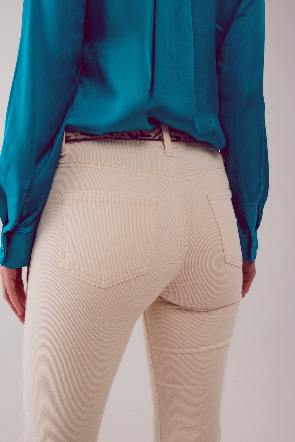 Pantalones acampanados de pana en color crema