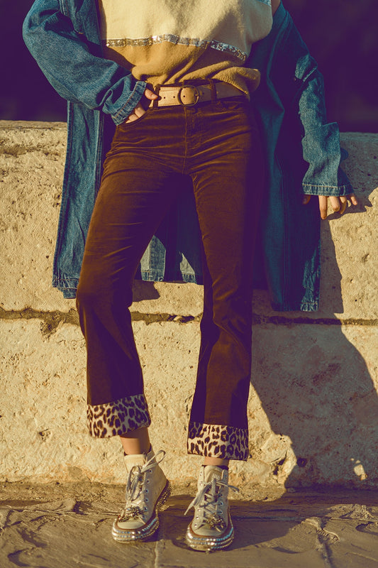 Q2 Pantalones acampanados de pana marrón con estampado de leopardo en el bajo