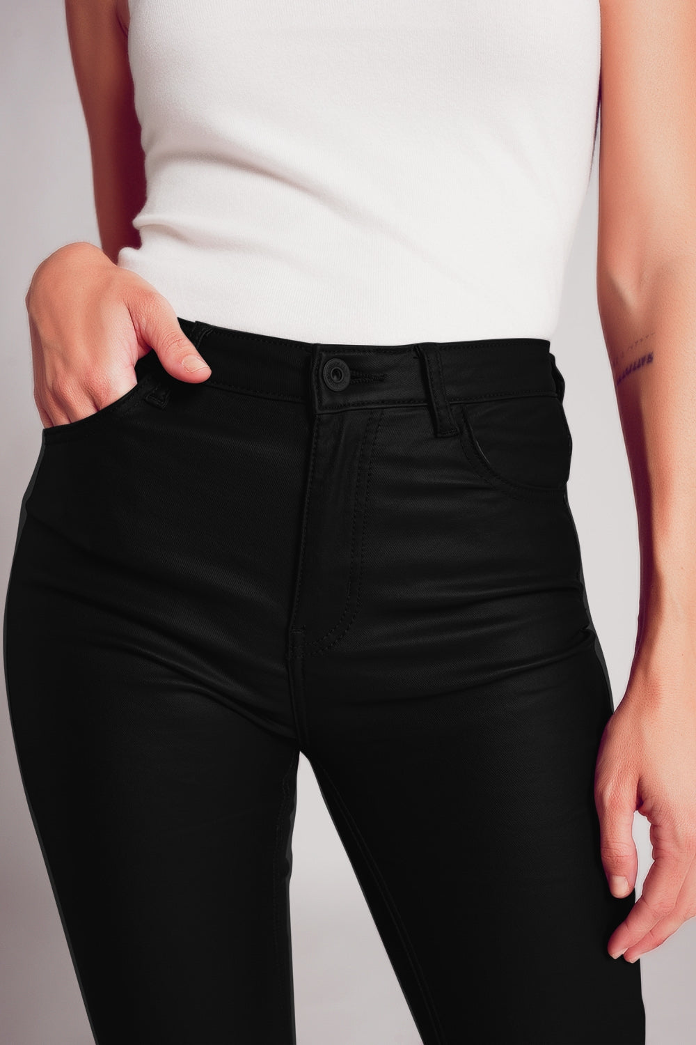 Pantalones acampanados de piel sintética elástica en negro