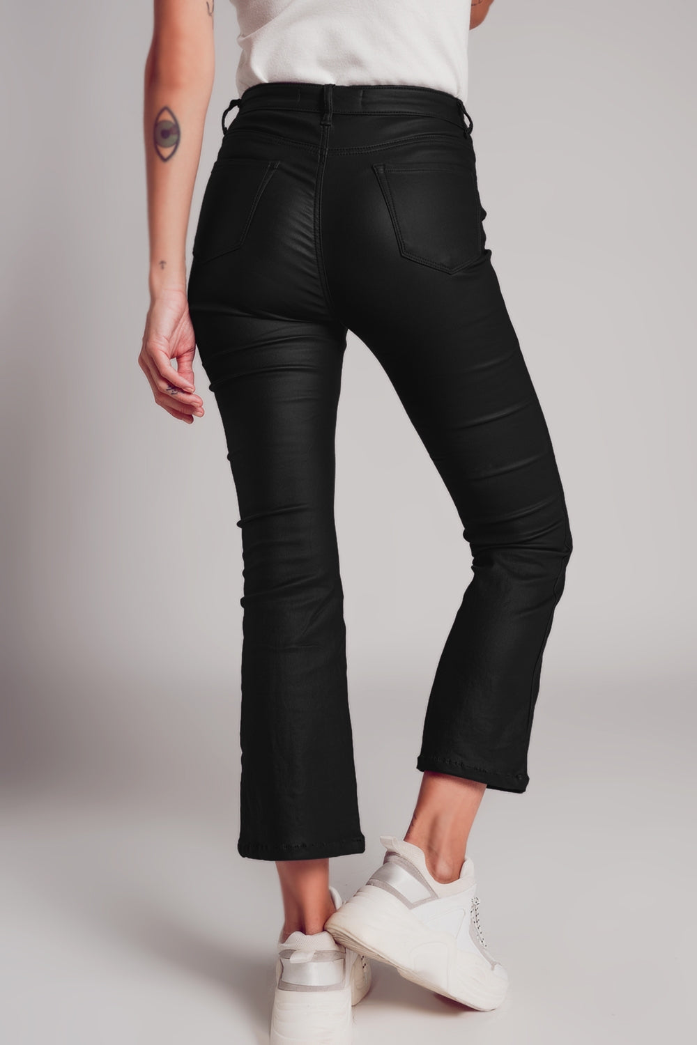 Pantalones acampanados de piel sintética elástica en negro