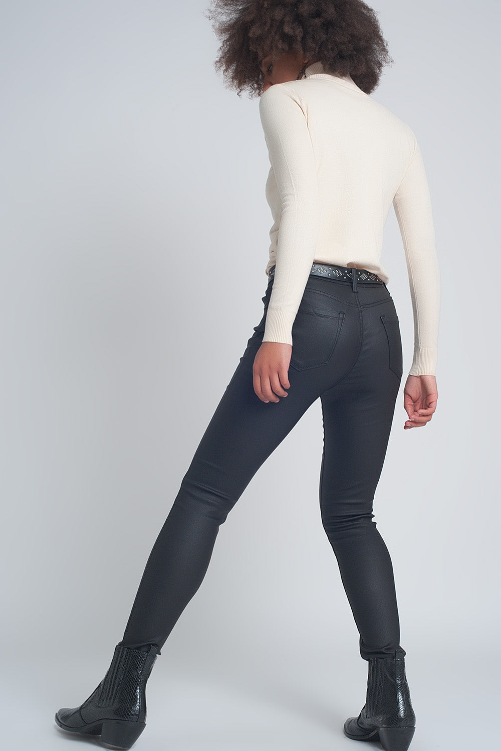 Pantalones ajustados de efecto cuero en color negro
