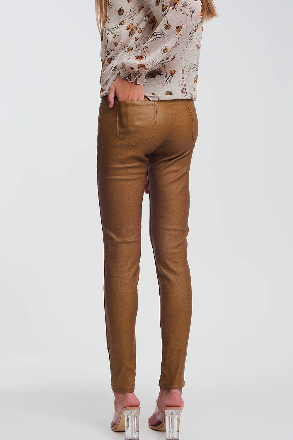 Pantalones ajustados de talle alto en camel