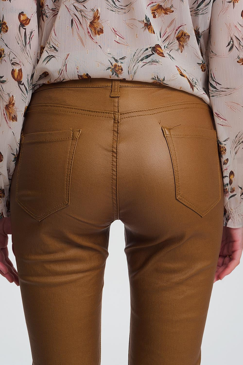Pantalones ajustados de talle alto en camel