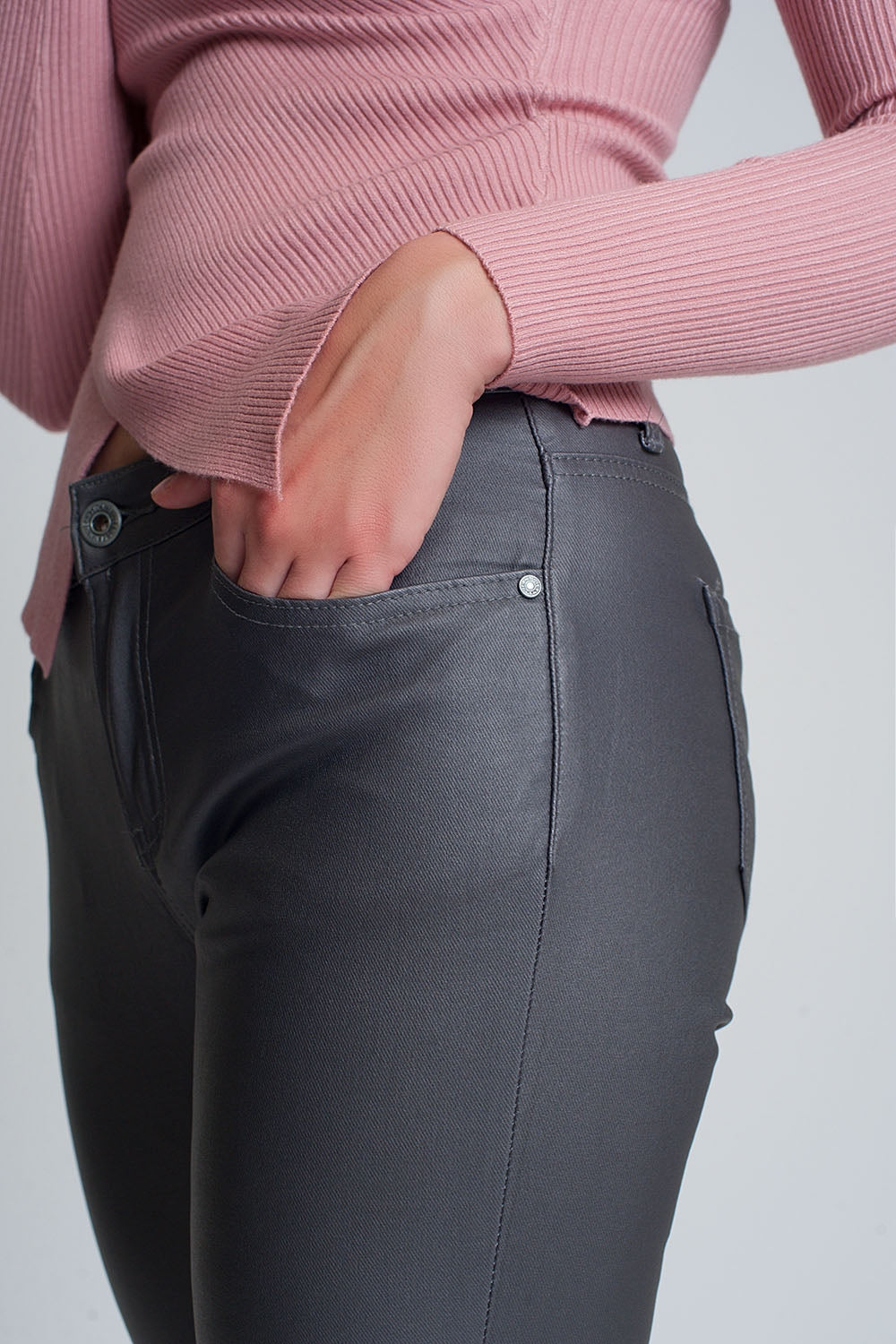 Pantalones ajustados de talle alto en gris