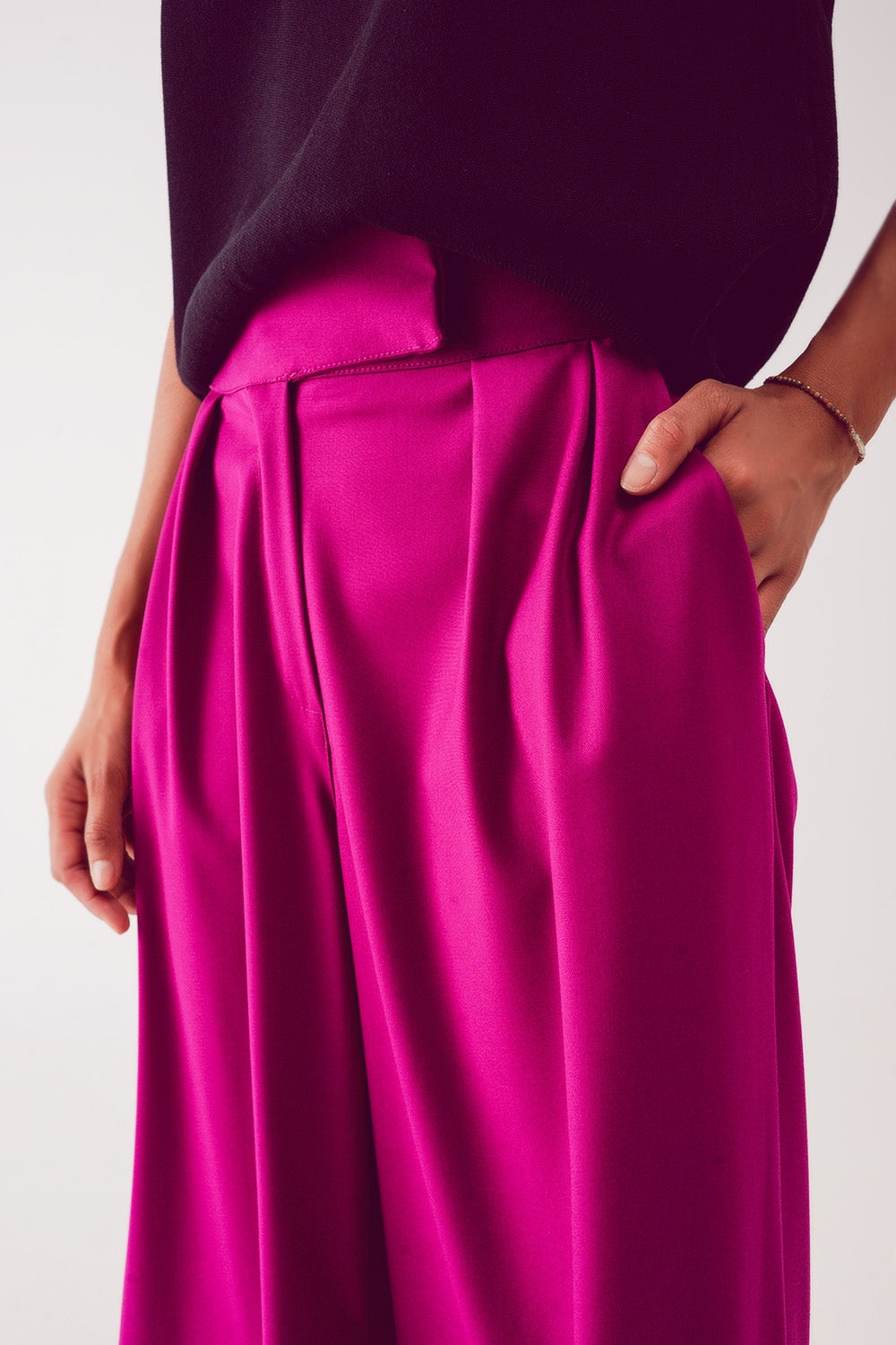 Pantalones anchos plisados de color fucsia