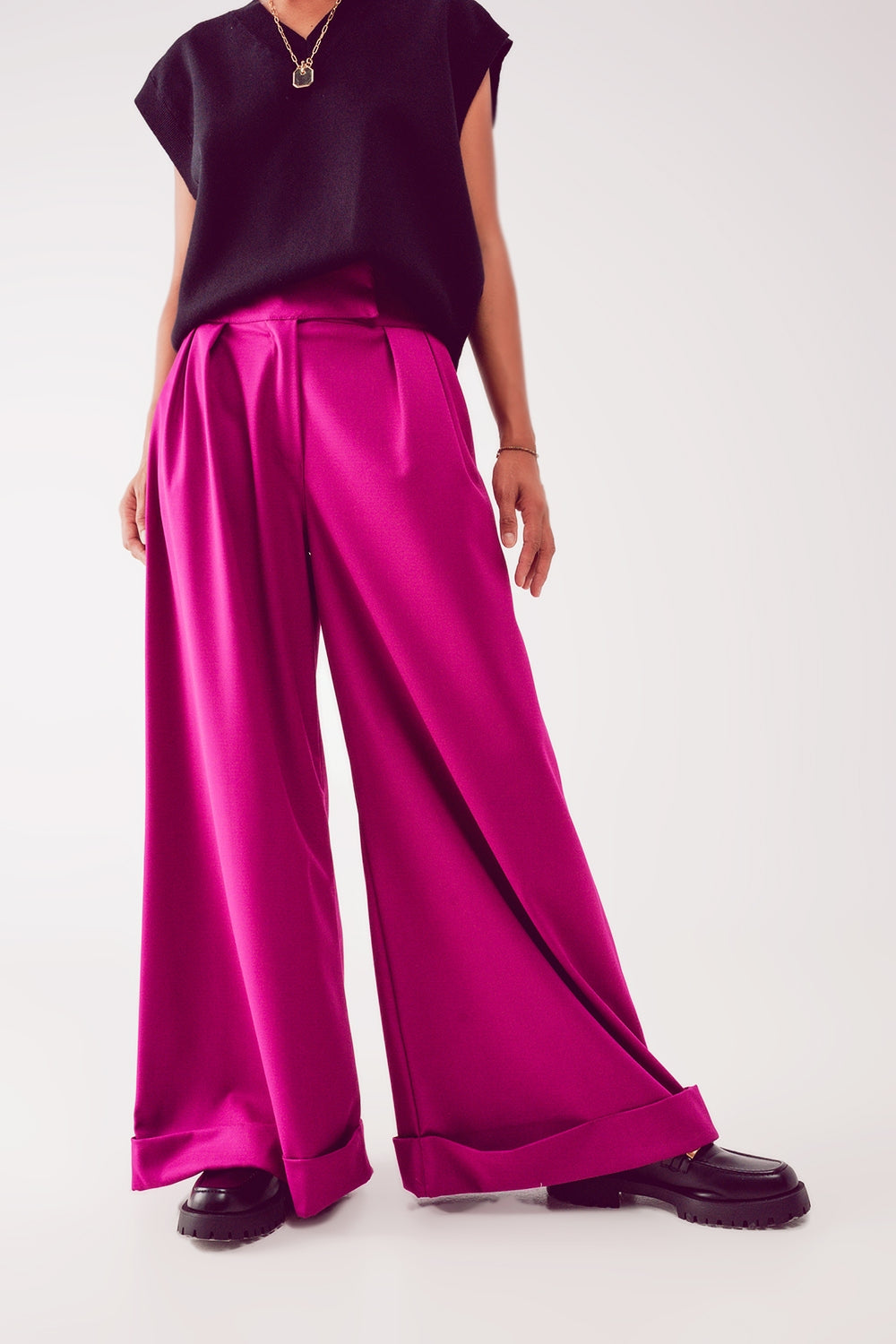 Pantalones anchos plisados de color fucsia