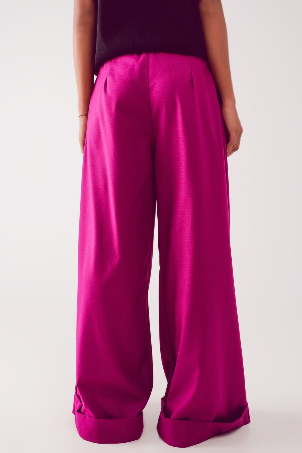 Pantalones anchos plisados de color fucsia