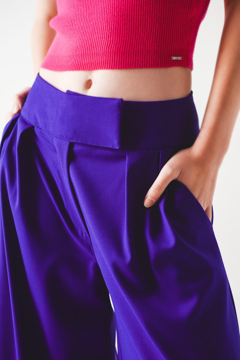 Pantalones anchos plisados de color morado