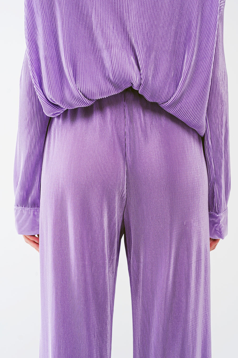 Pantalones anchos plisados de satén en lila