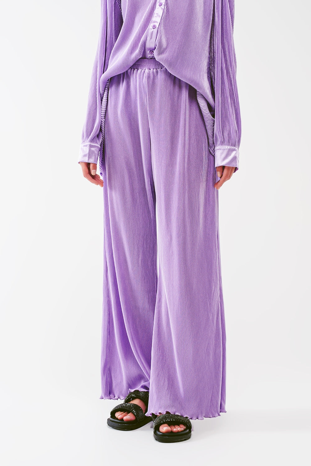 Pantalones anchos plisados de satén en lila