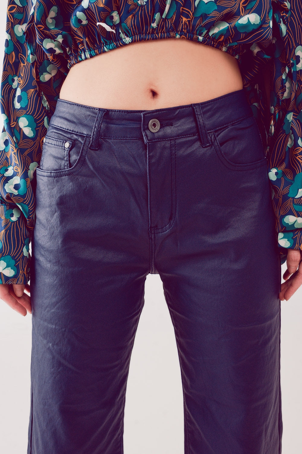 Pantalones azules de pernera ancha de cuero sintético