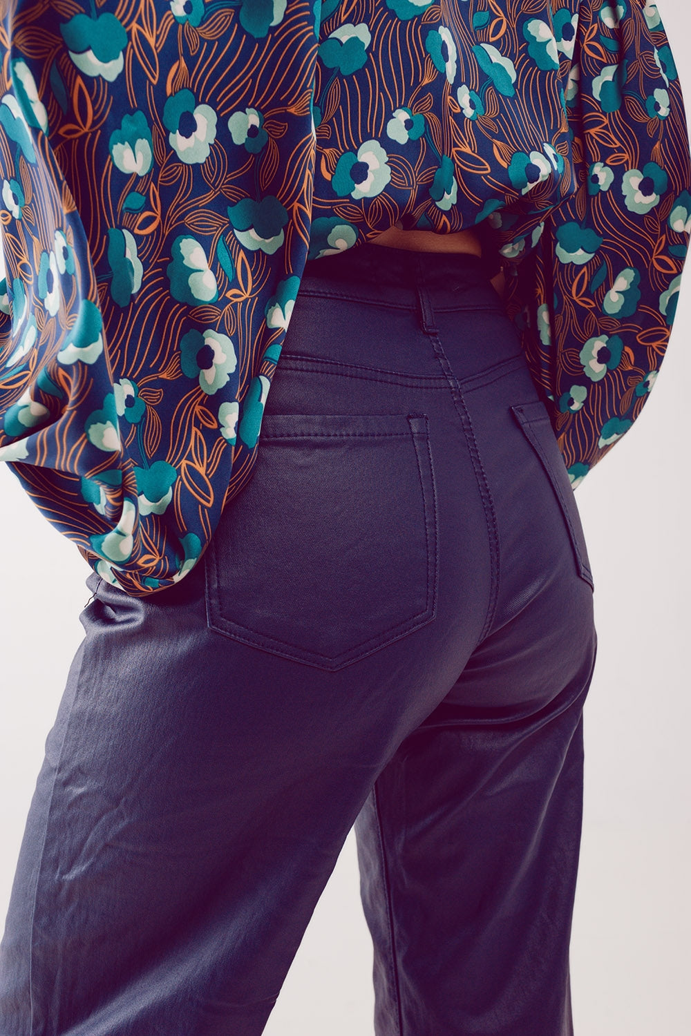 Pantalones azules de pernera ancha de cuero sintético