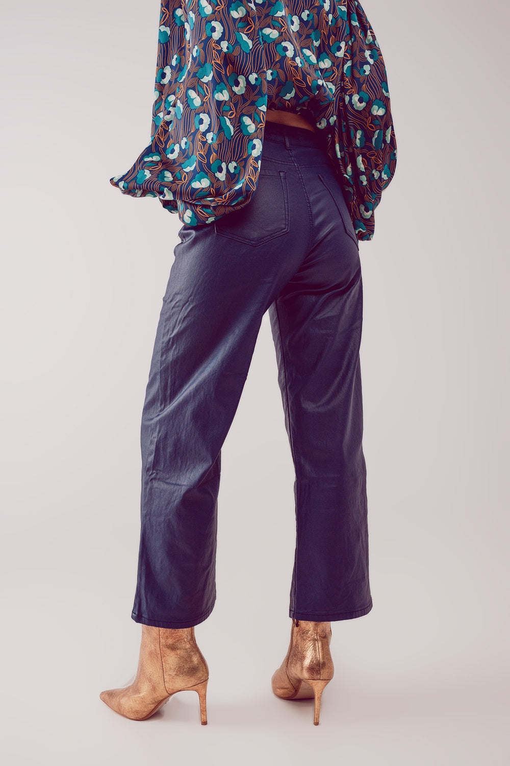 Pantalones azules de pernera ancha de cuero sintético