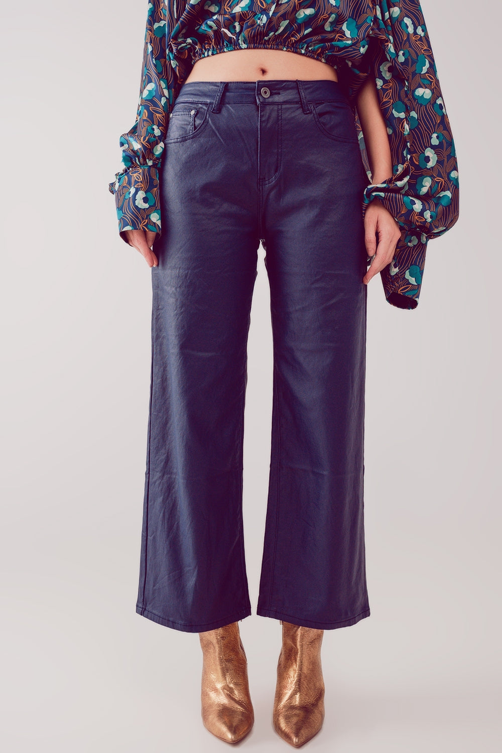 Pantalones azules de pernera ancha de cuero sintético