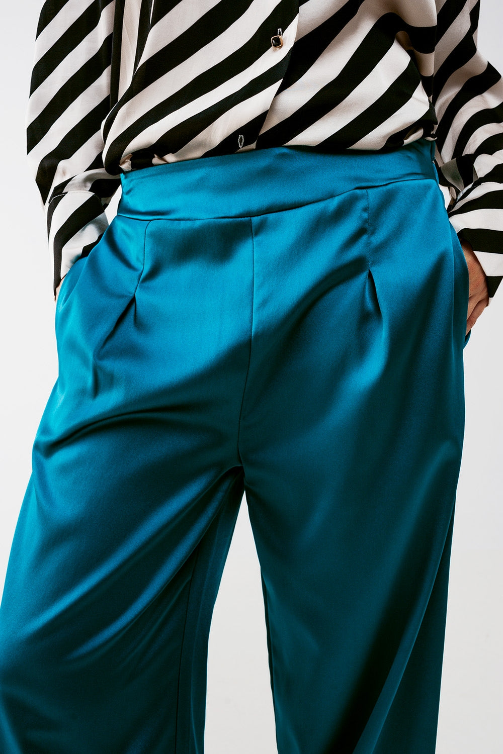Pantalones azules de pernera ancha de satén