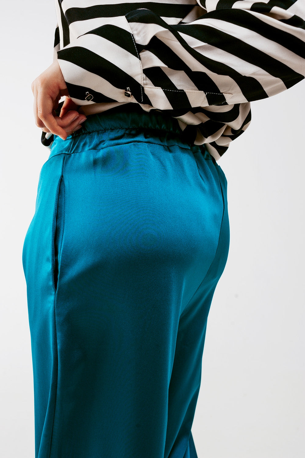 Pantalones azules de pernera ancha de satén