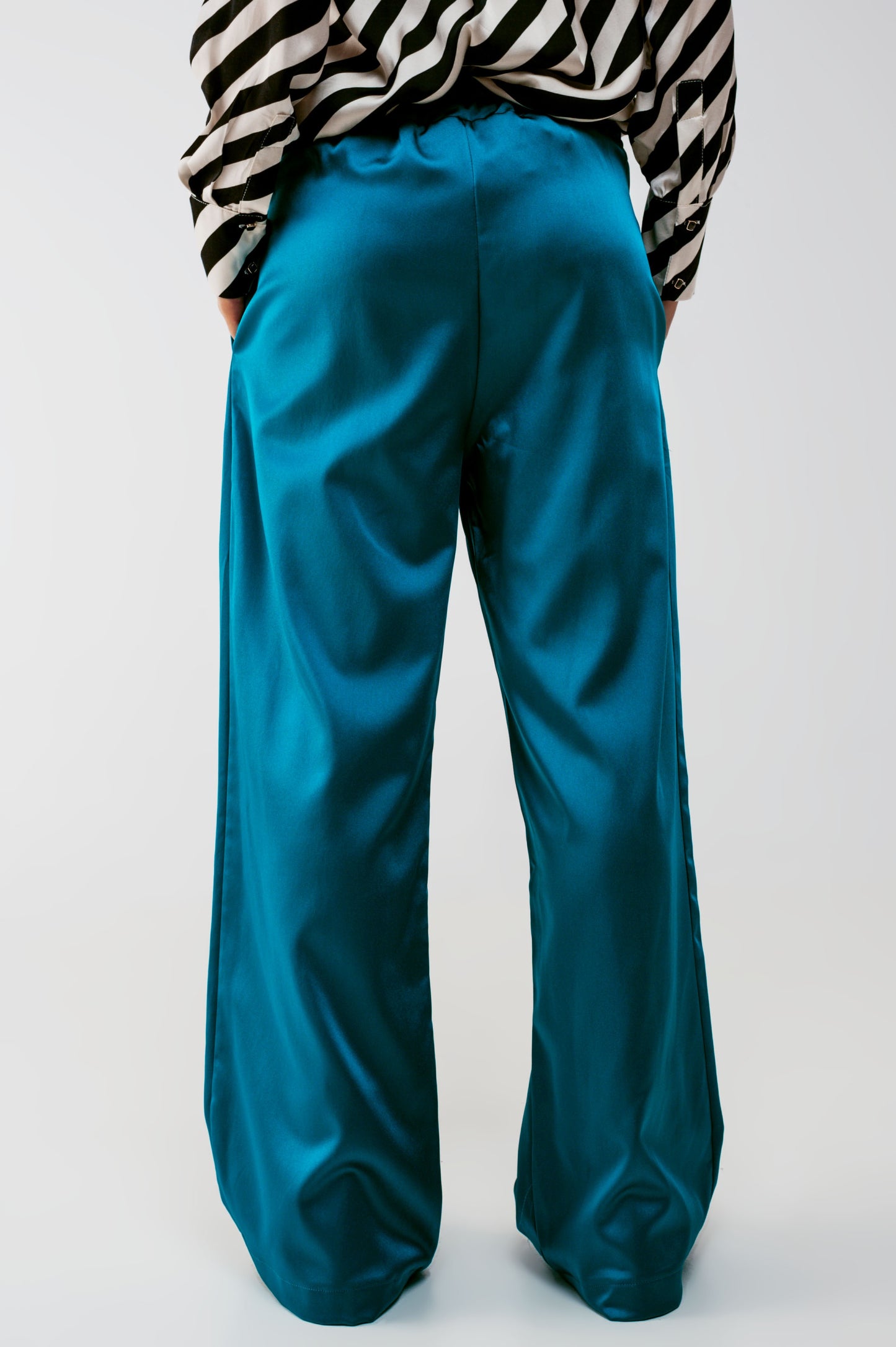Pantalones azules de pernera ancha de satén