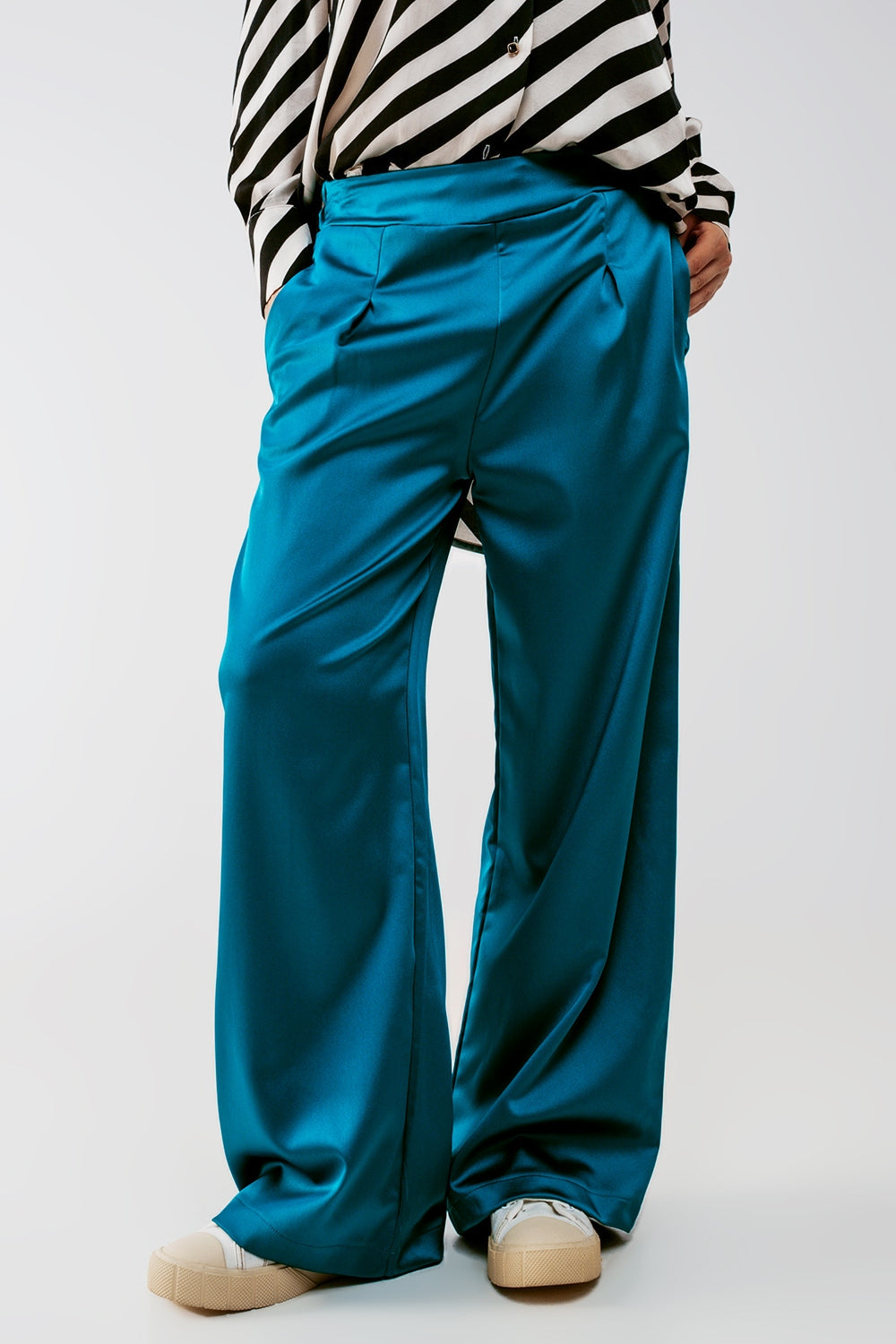 Pantalones azules de pernera ancha de satén