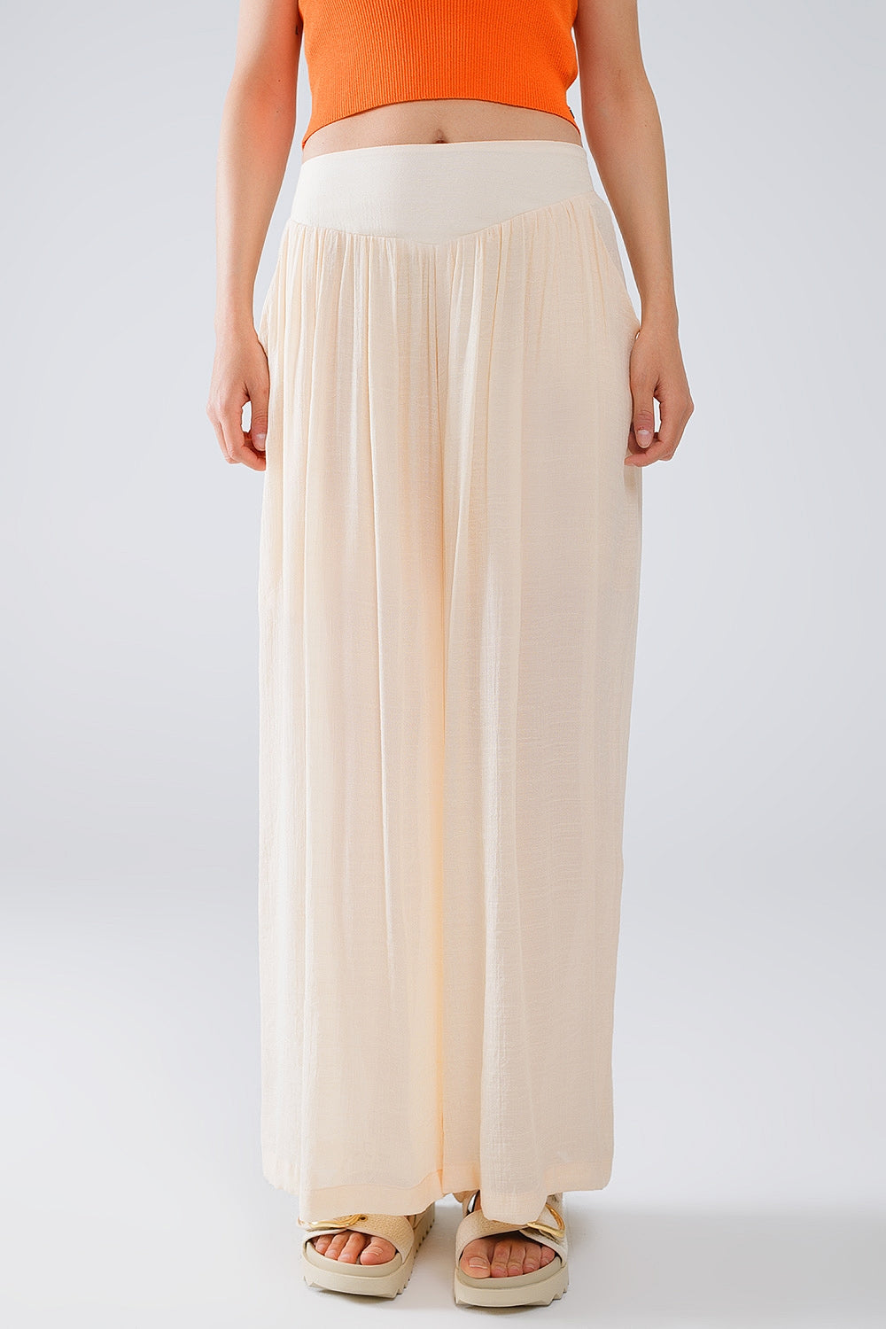 Pantalones Beige Estilo Palazzo Con Bolsillos Laterales Y Cintura Gruesa