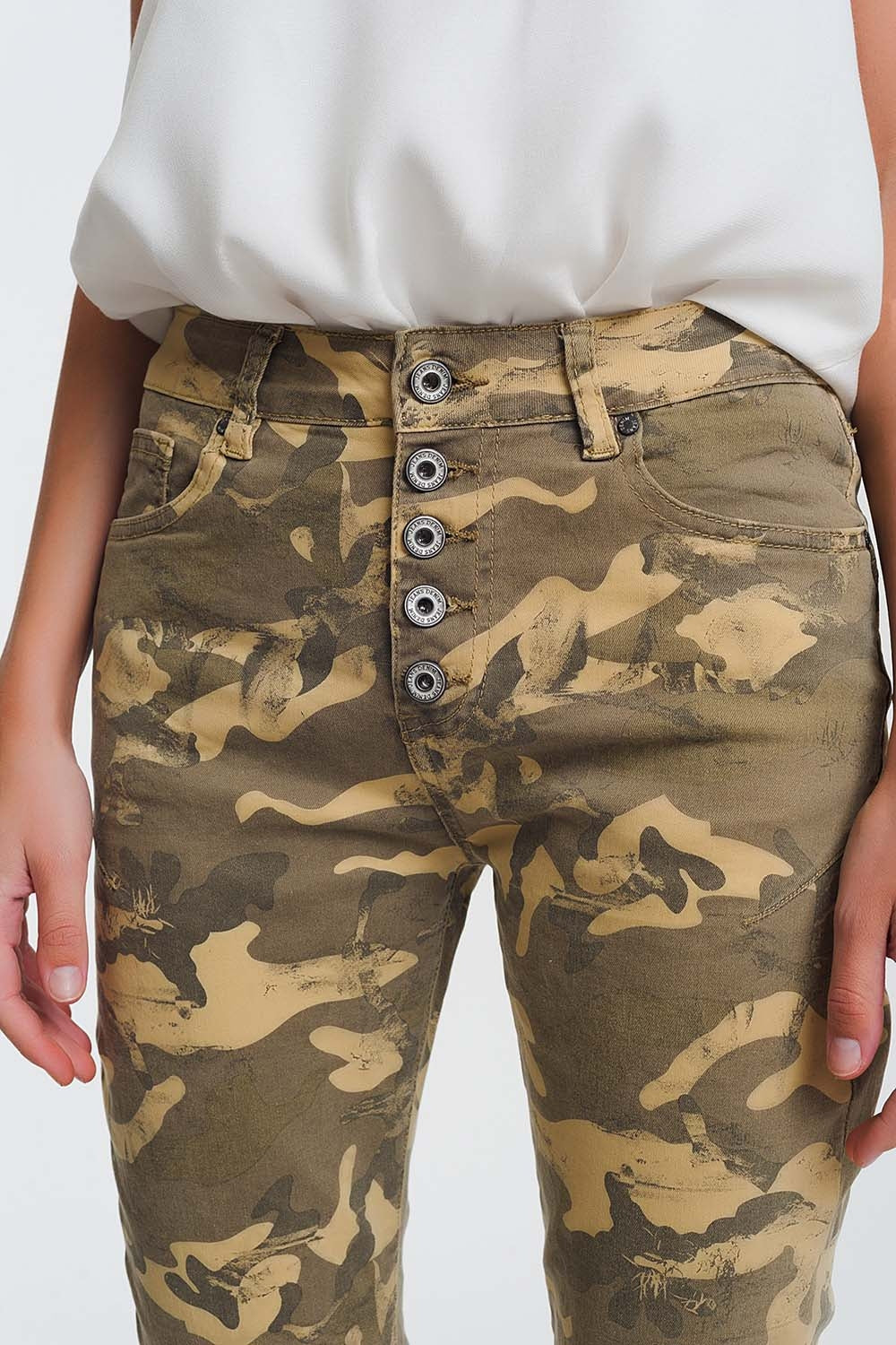 Pantalones boyfriend con estampado de camuflaje