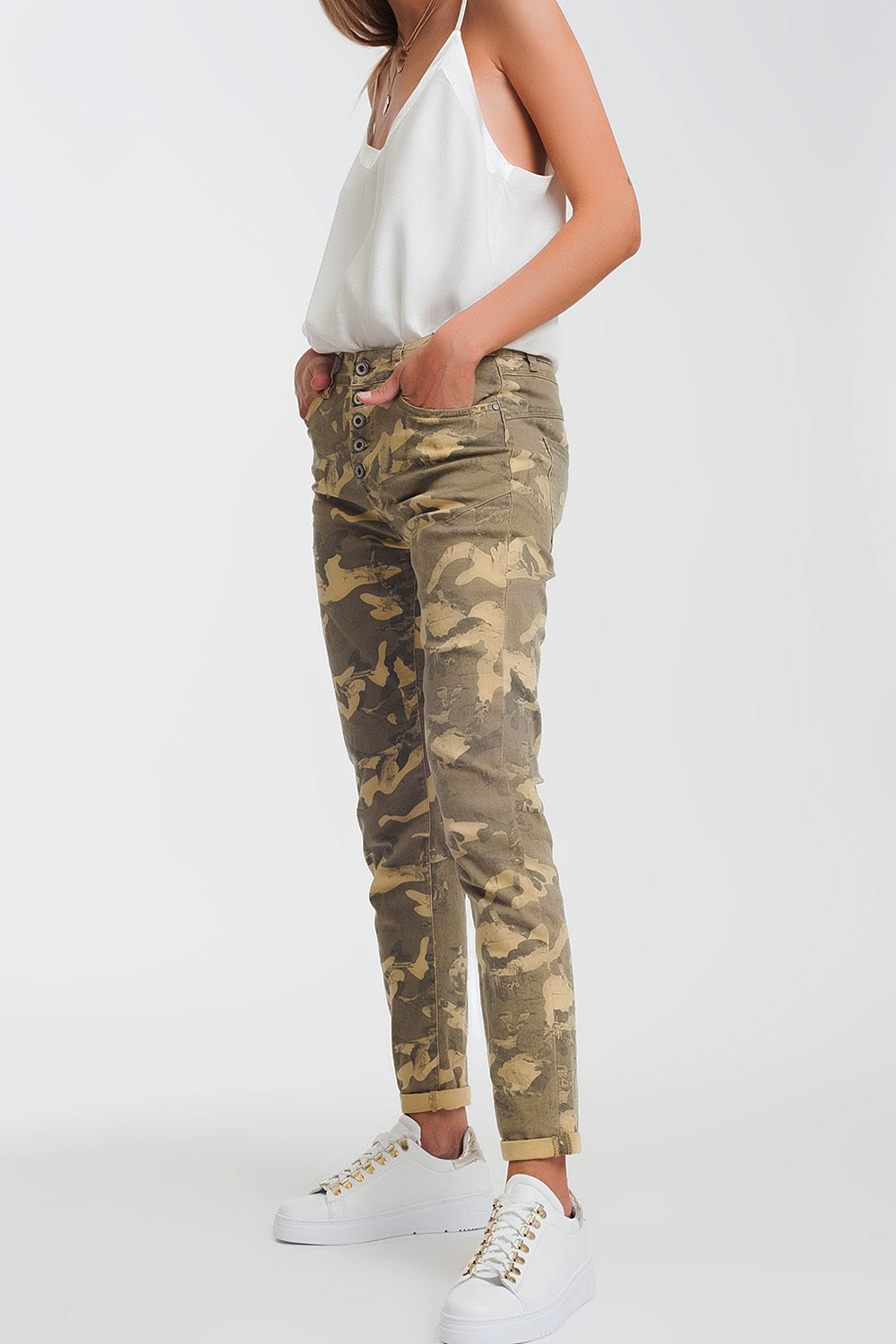 Pantalones boyfriend con estampado de camuflaje