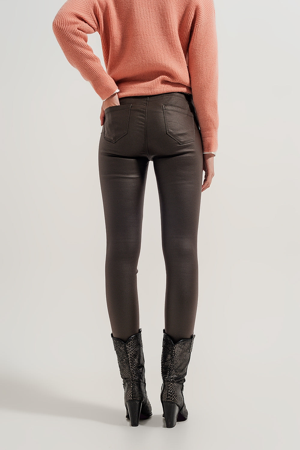 Pantalones caqui con bajos abiertos con cremallera de cuero sintético