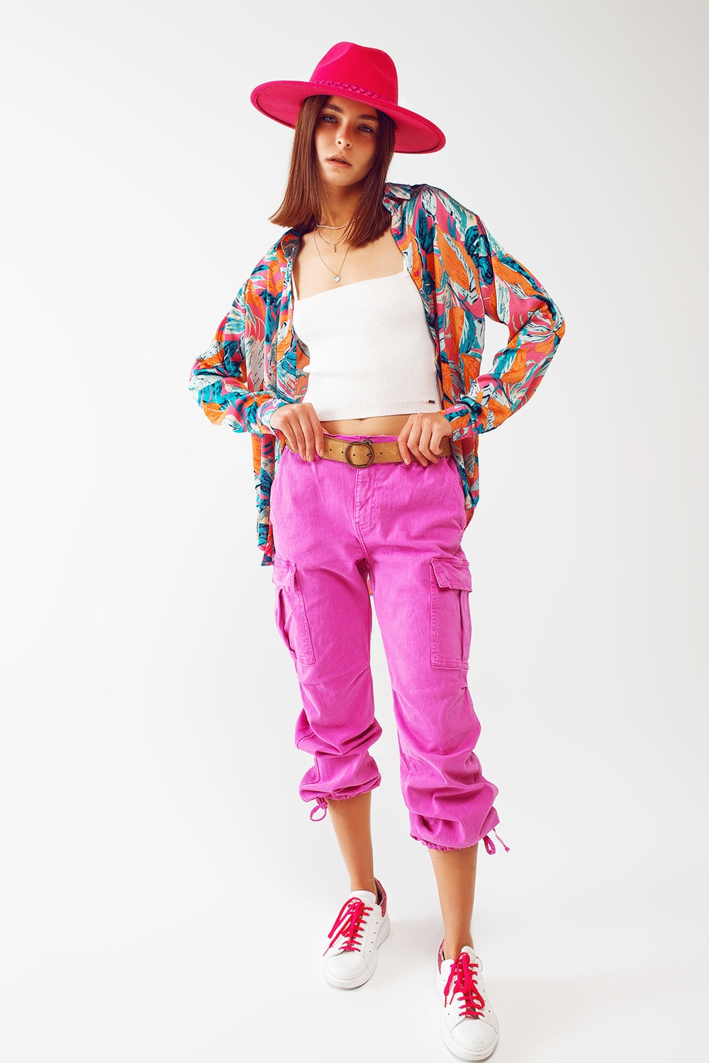 Pantalones cargo con extremos de borla en fucsia
