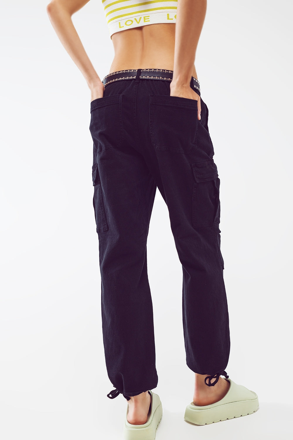Pantalones cargo con extremos de borla en negro