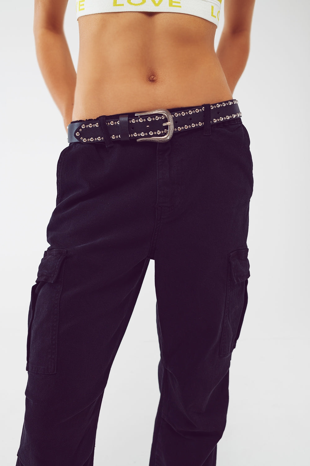 Pantalones cargo con extremos de borla en negro