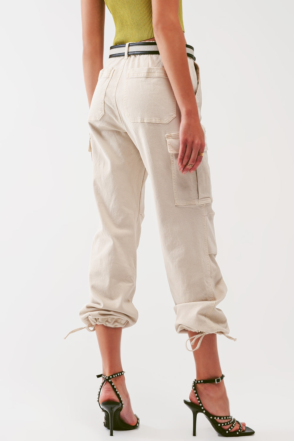 Pantalones cargo con extremos de borlas en color arena