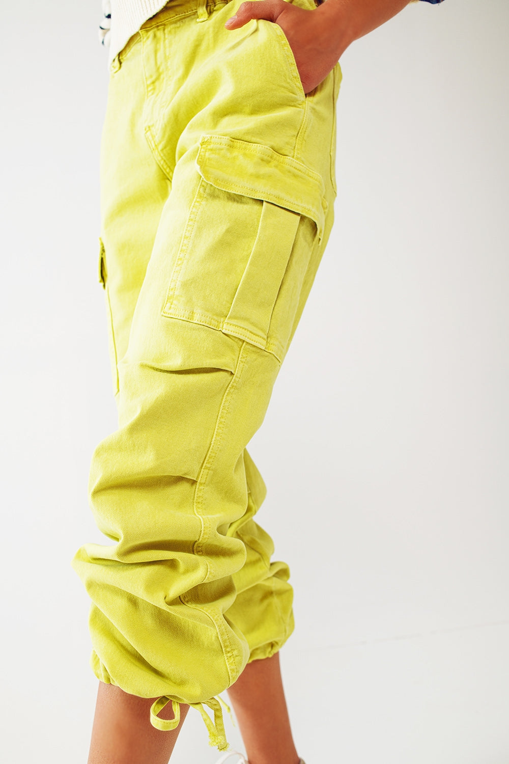 Pantalones cargo con extremos de borlas en color lima