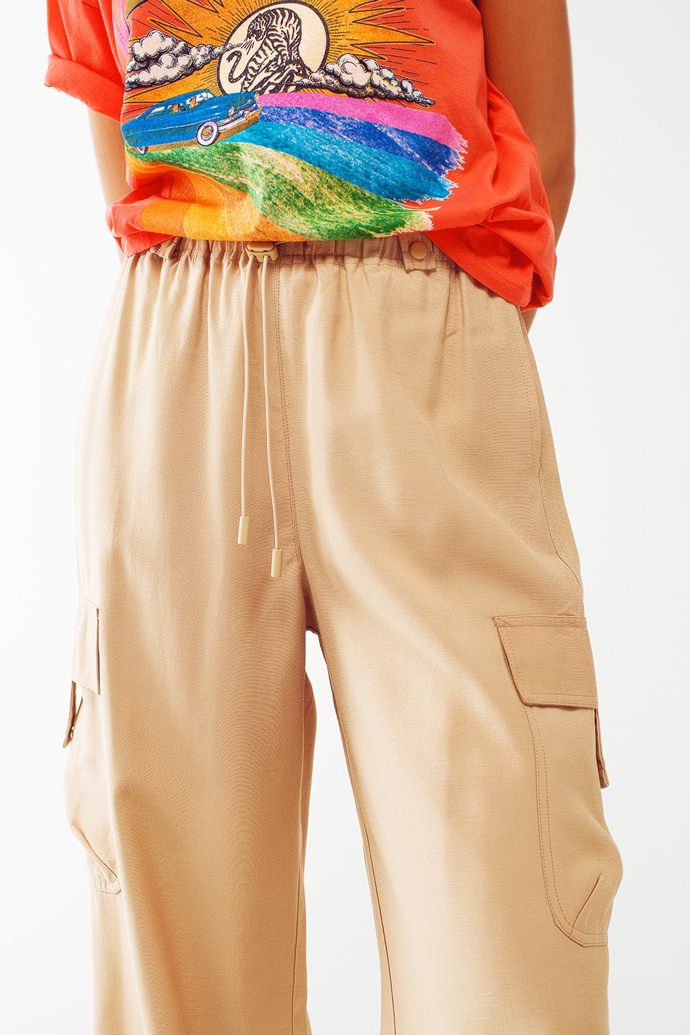 Pantalones cargo holgados con cordón ajustable en color beige