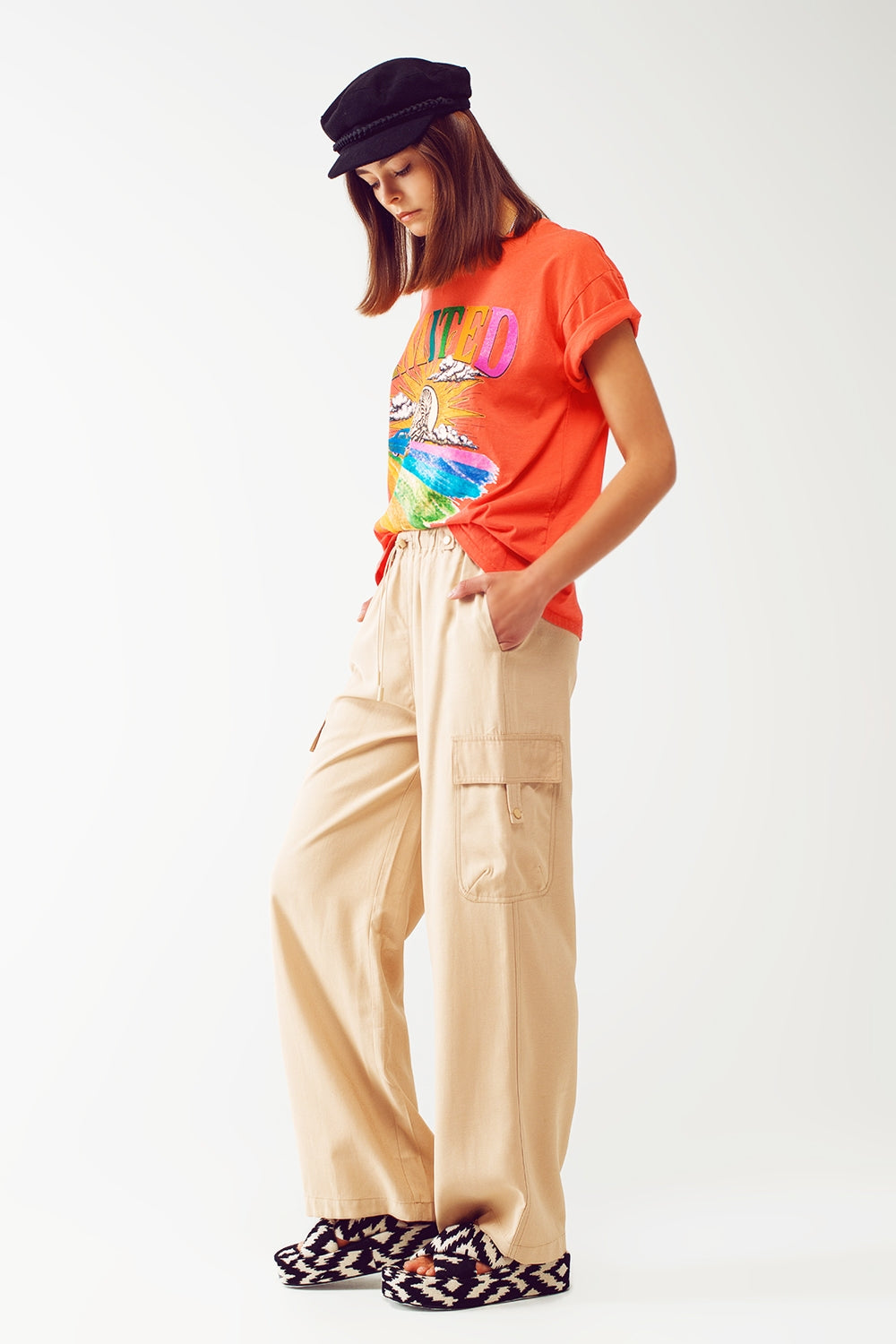 Pantalones cargo holgados con cordón ajustable en color beige