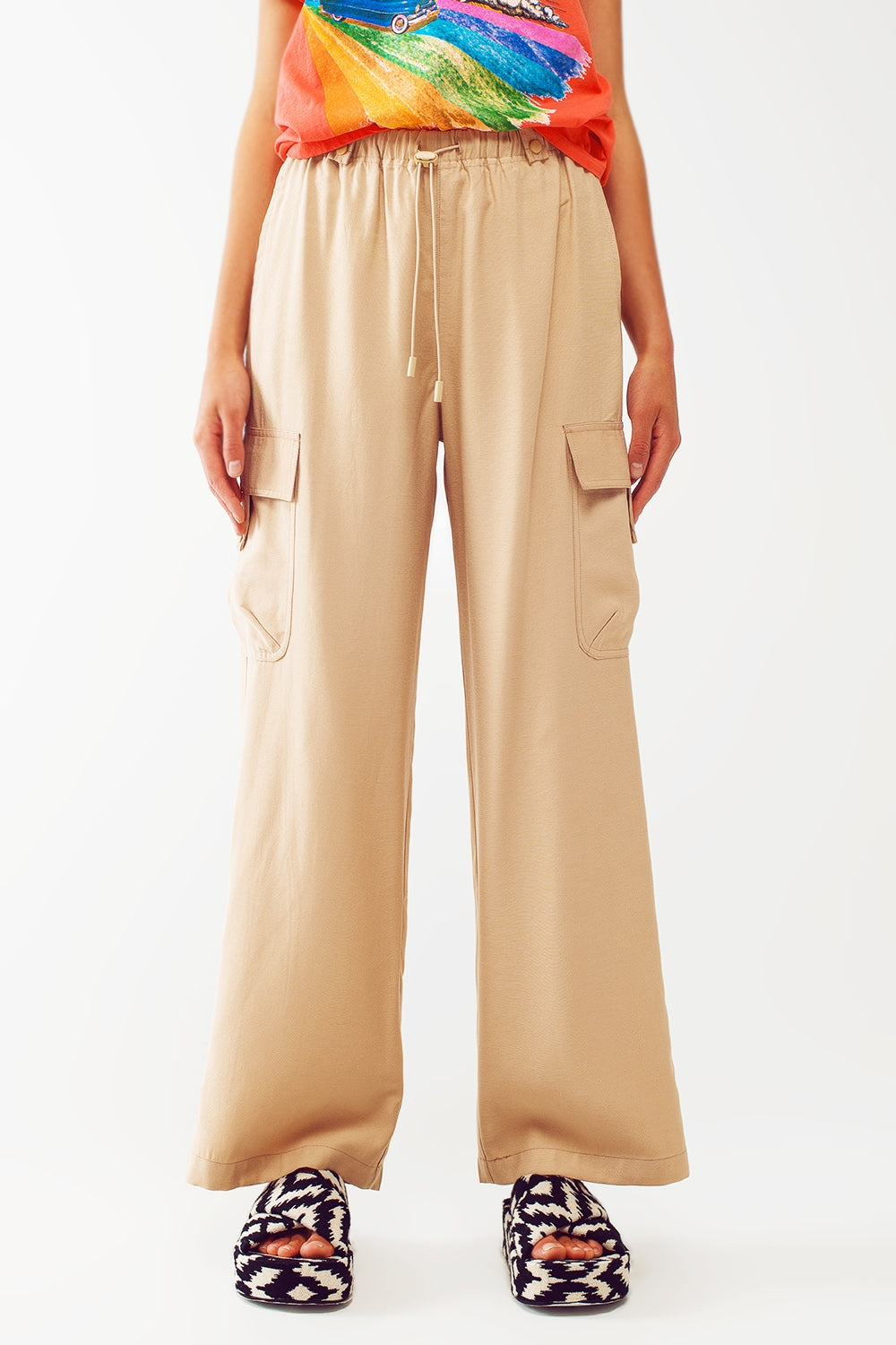 Pantalones cargo holgados con cordón ajustable en color beige