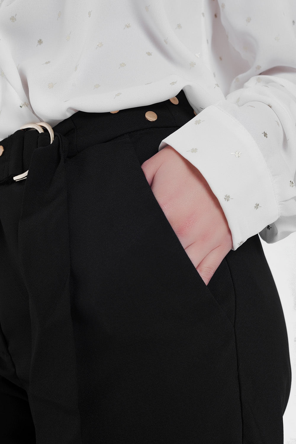 Pantalones con cinturón en negro
