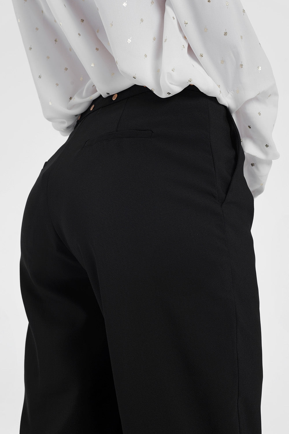 Pantalones con cinturón en negro