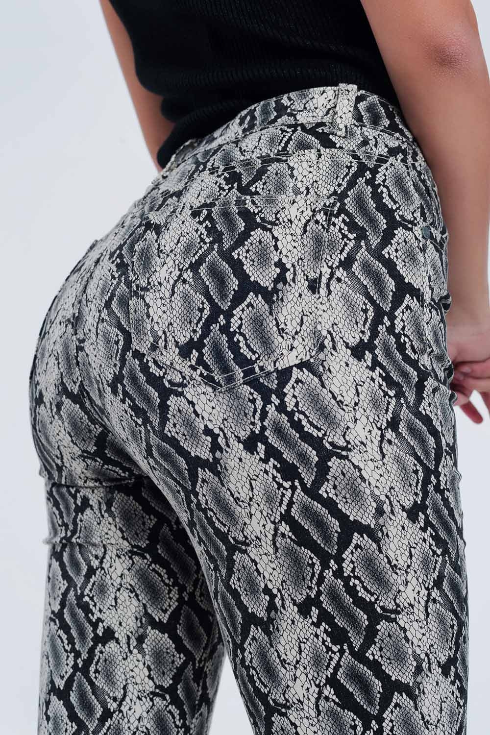 Pantalones con detalle de estampado de serpiente