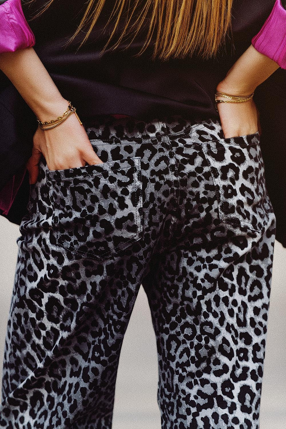 Pantalones con estampado de leopardo gris