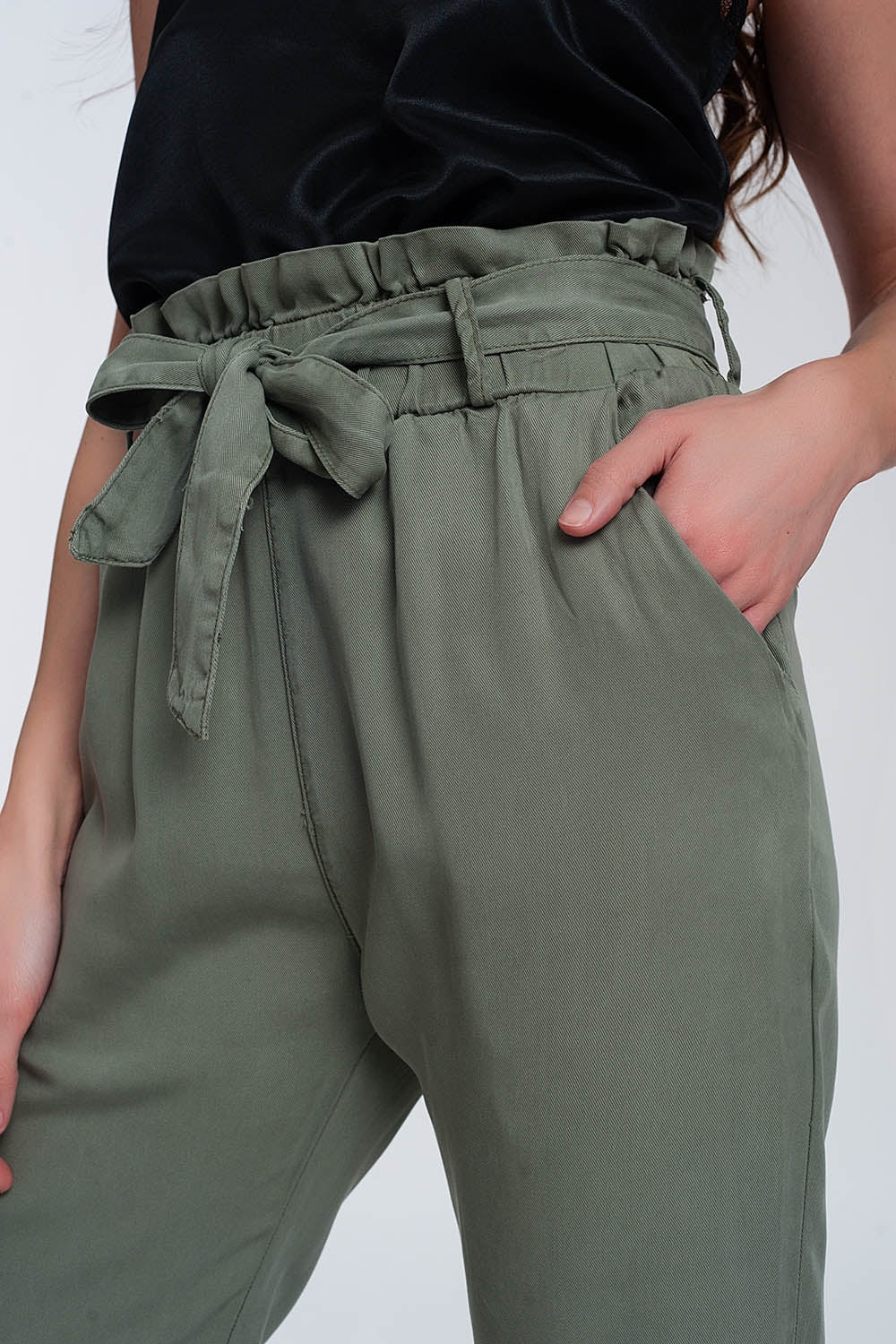 Pantalones con lazada en la cintura en verde