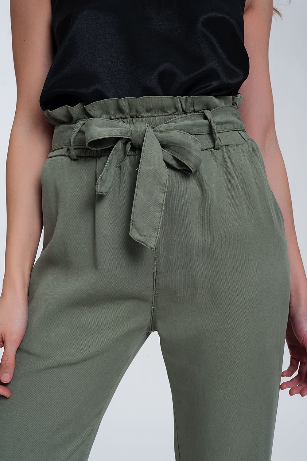 Pantalones con lazada en la cintura en verde