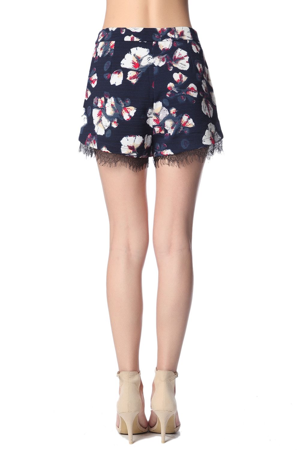 Pantalones cortos azul marino con estampado de flores y detalle encaje